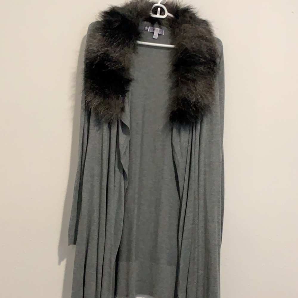 Jennifer López (removable) faux fur collar sweater